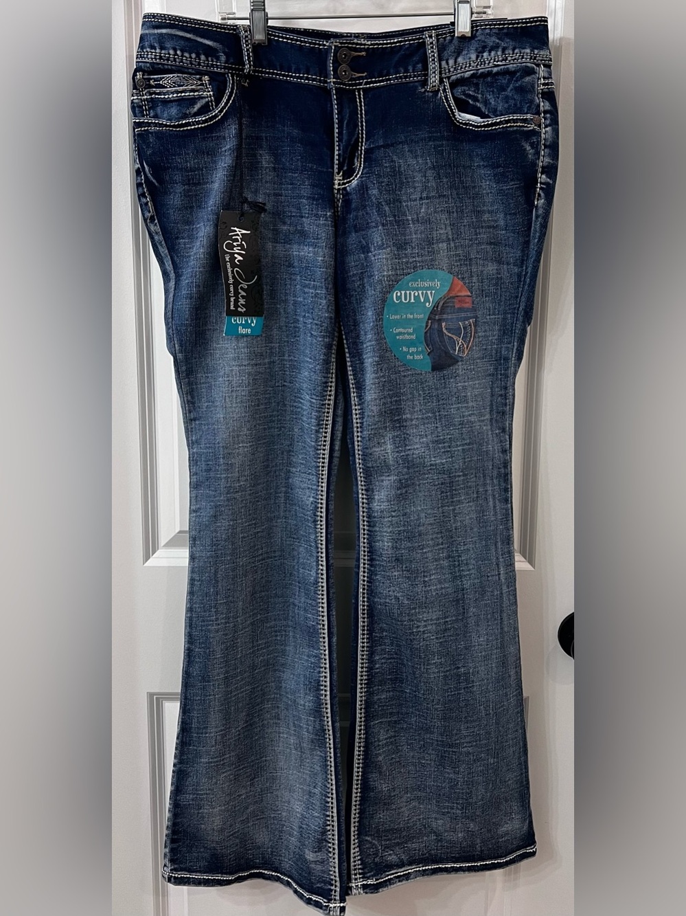 NWT Women’s Ariya Curvy Flare Jeans, 15/16